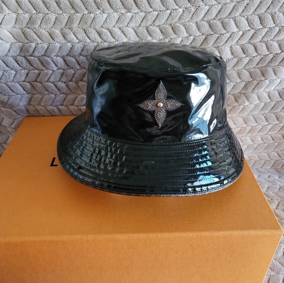Louis Vuitton Rainy Day Bob Hat Louis Vuitton Water Proof Monogram Patch Medium - Picture 2 of 12